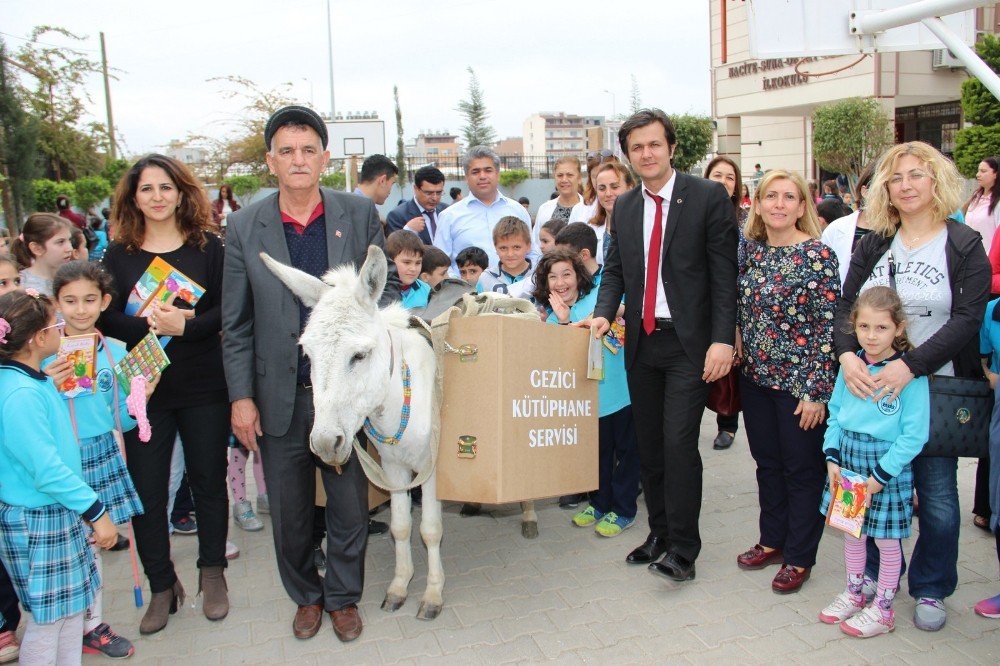 İskenderun’da Eşekli Kütüphane İle Kitap Dağıttı