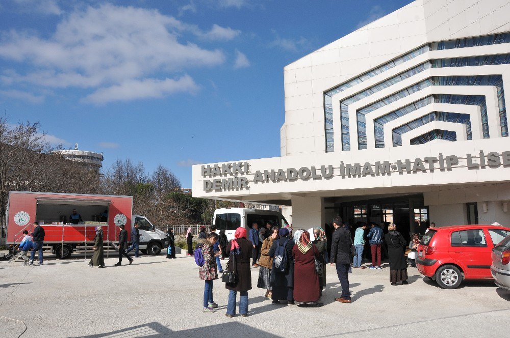 Gaziosmanpaşa Belediyesi’nden Sınav Öncesi Öğrencilere Kahvaltı İkramı