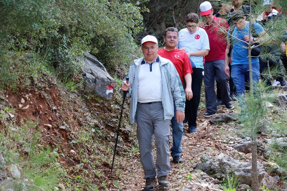 Vali, Kaymakam Ve Belediye Başkanı 7 Kilometrelik Leleg Yolunu Yürüyerek Geçti