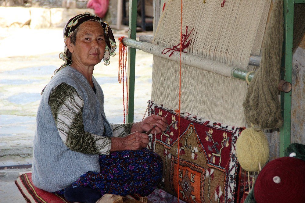 Çeyizi İçin Dokumaya Başladığı Halıları Dünyaya Tanıttı