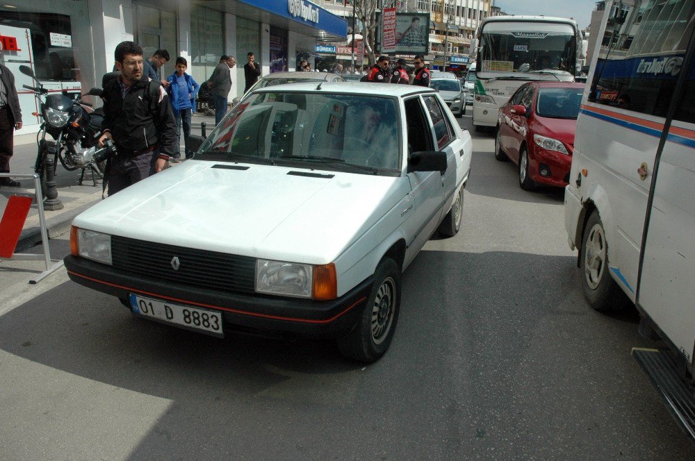 Polis Uyuşturucu Satıcılarını Kıskıvrak Yakaladı