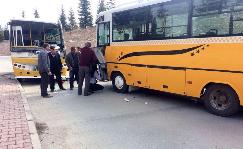 Tokat’ta Öğrenci Taşıyan Halk Midibüsleri Çarpıştı: 25 Yaralı