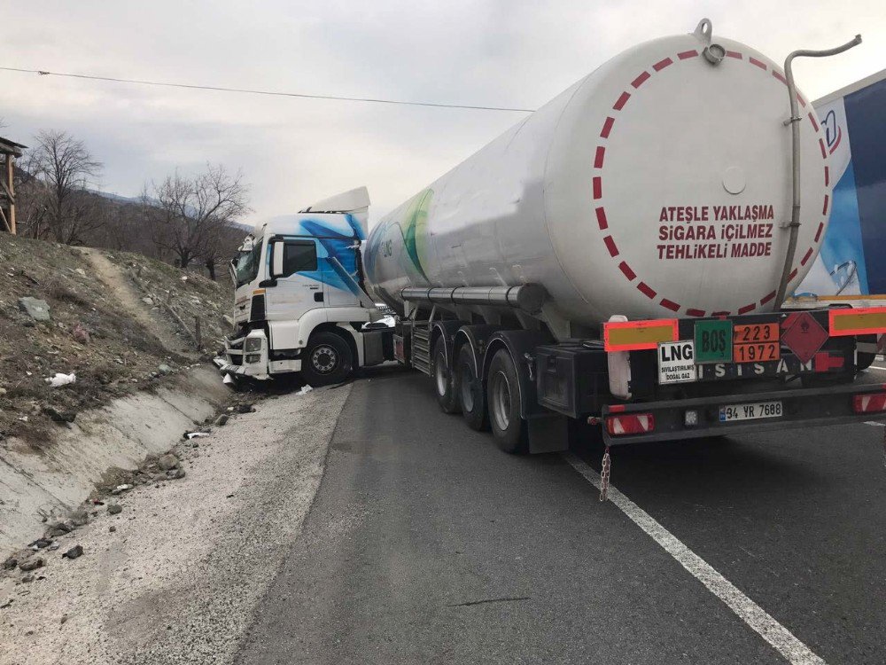 Lpg Tankeri Bariyerlere Çarptı