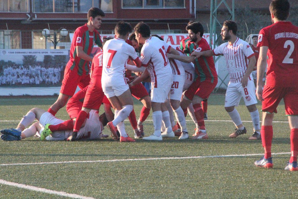 Şampiyonluk Maçı Sonrası Soyunma Odası Önü Karıştı, Yumruklar Konuştu