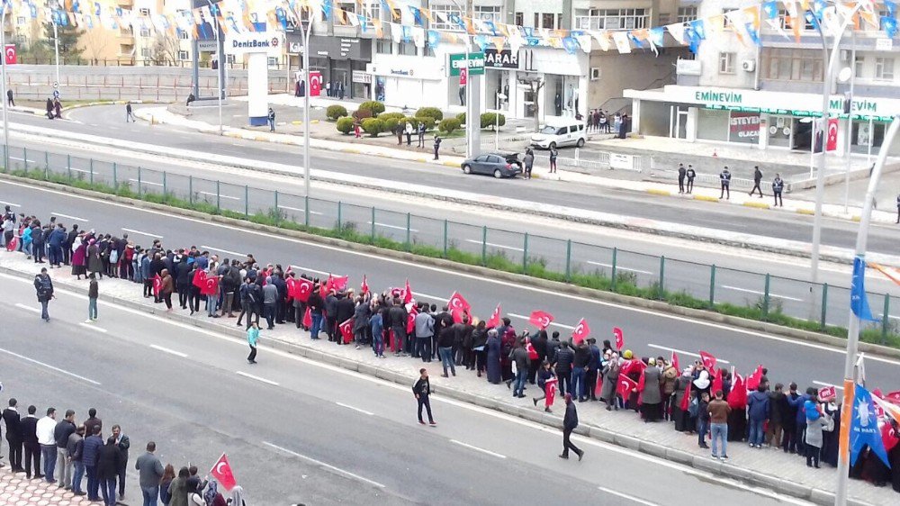 Ak Parti Bağlar Teşkilatı Cumhurbaşkanı Erdoğan’ı Yolda Bayraklarla Karşıladı