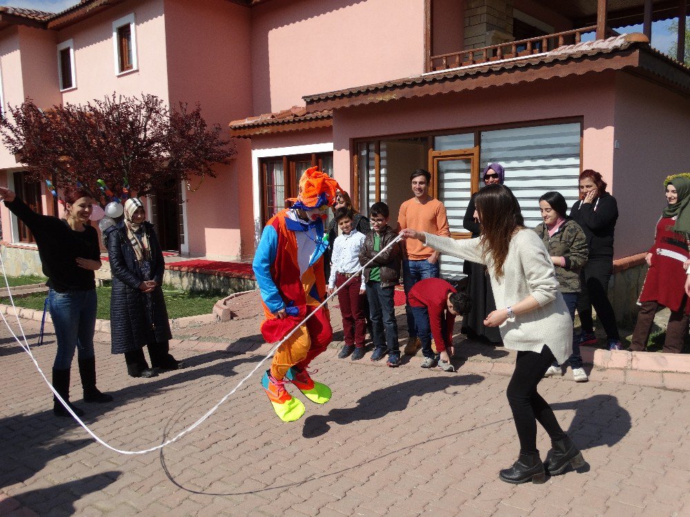 Dünya Otizm Gününde, Otizmli Çocuklar İçin Pasta Kestiler