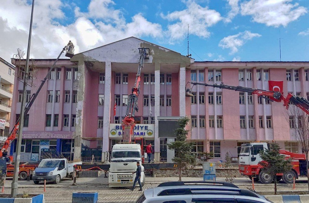 Hakkari Belesiyesi Hizmet Binası Dış Cephe Onarımı Başladı