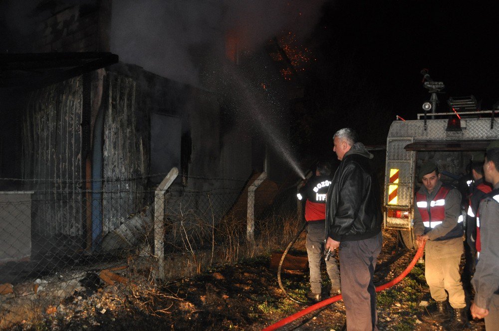 Bilecik’te Yazlık Ev Alev Alev Yandı