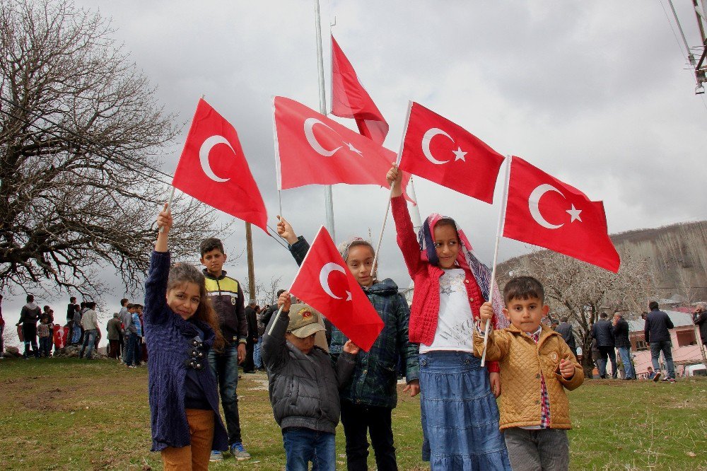 Bingöl’de Köy Girişine Dev Türk Bayrağı Asıldı