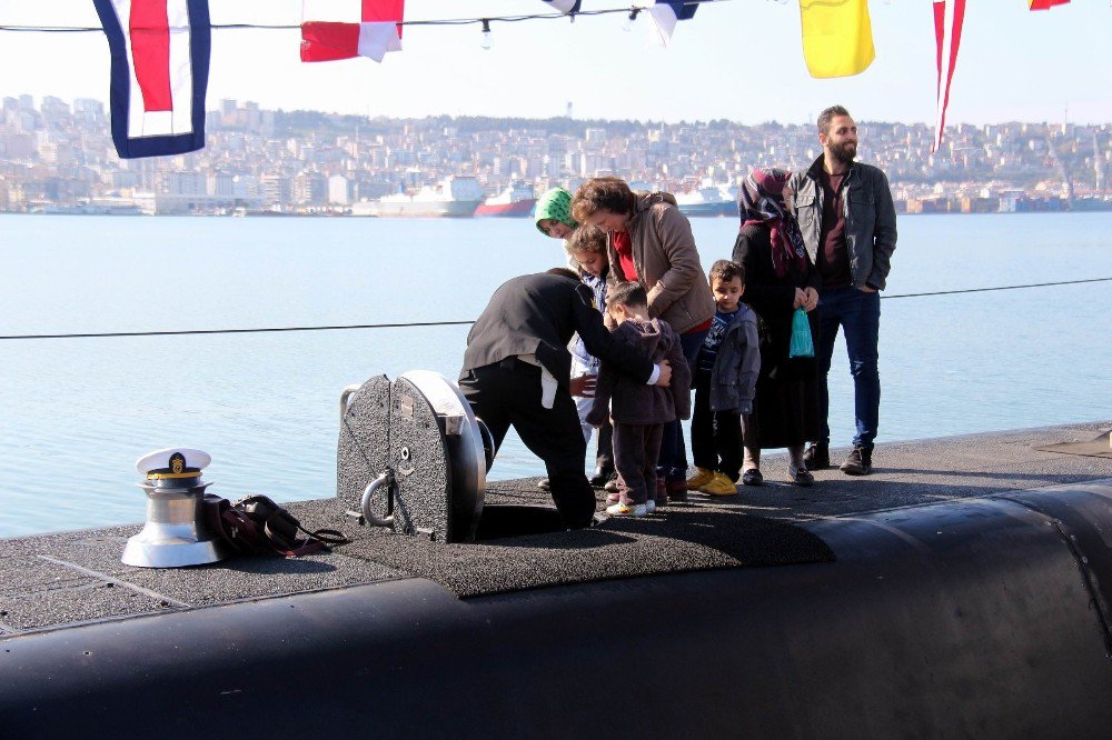 Savaş Gemisi Ve Denizaltıya Vatandaşlardan Yoğun İlgi