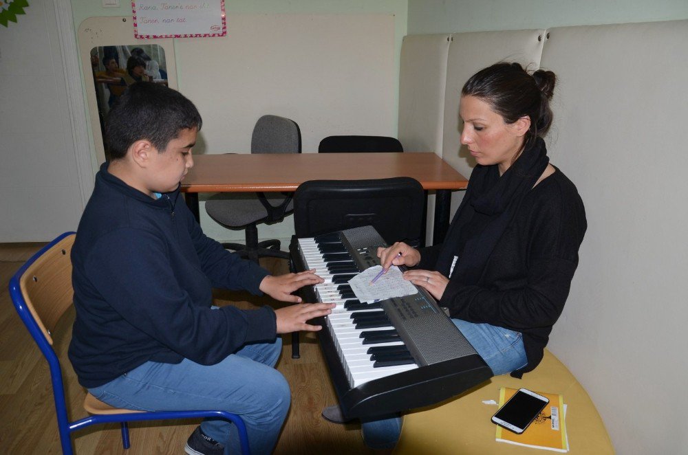 Otizmli Öğrencilerin Müzik Becerileri Görenleri Şaşırtıyor