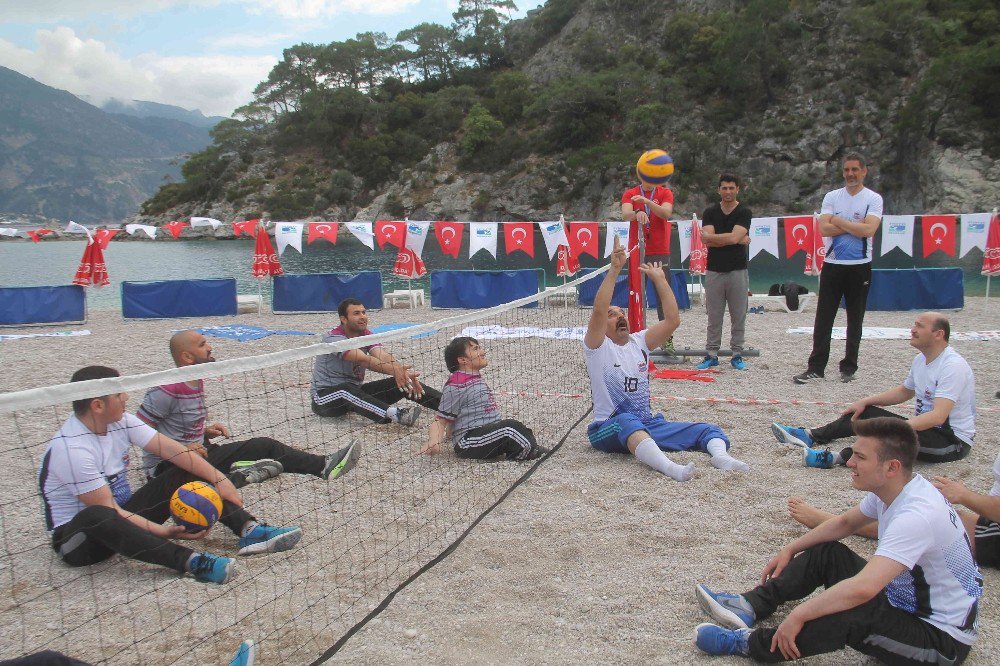 Türkiye’de İlk Kez Oturarak Voleybol Oynandı