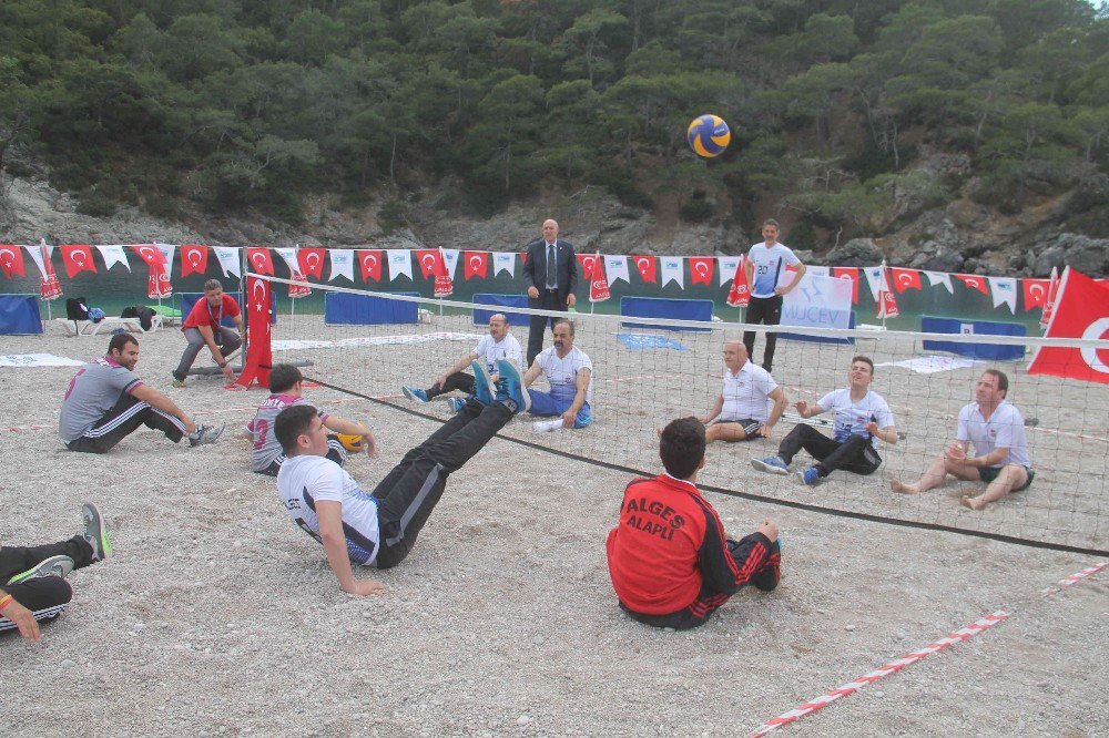 Türkiye’de İlk Kez Oturarak Voleybol Oynandı