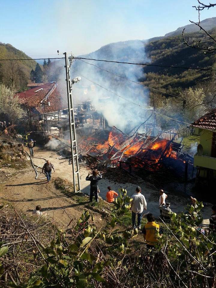 Kastamonu’da 2 Katlı Ahşap Ev Alevlere Teslim Oldu