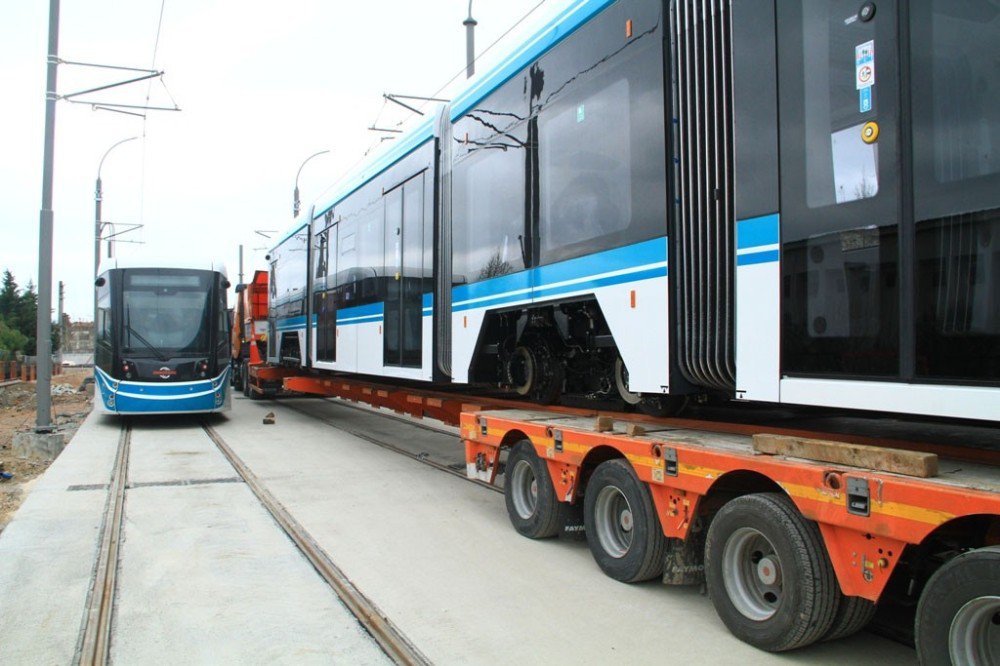 Kocaeli’de Dördüncü Tramvay Raylara İndirildi