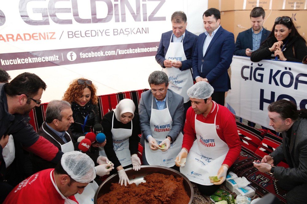 Küçükçekmece’de 12 Bin Kişiye Çiğ Köfte Dağıtıldı