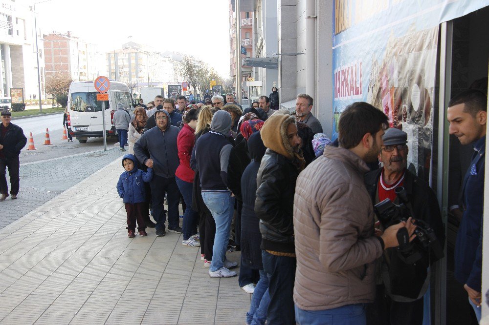 Halı Satış Mağazasında Bedava Halı İzdihamı