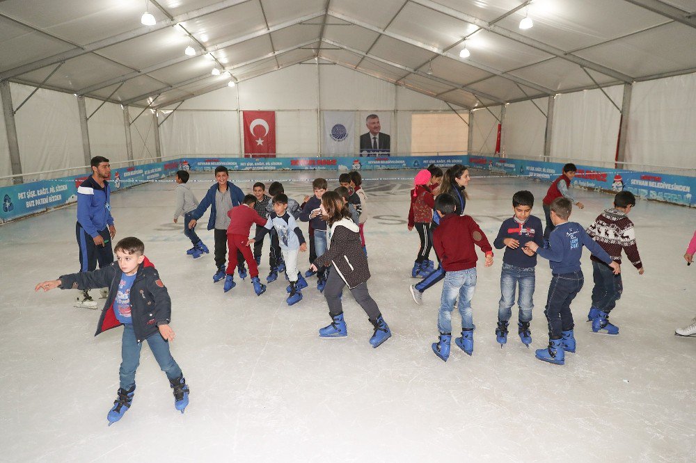 Seyhan’da Buz Pisti Açıldı