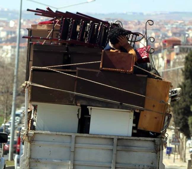 Kamyonetin Kasasında Tehlikeli Yolculuk