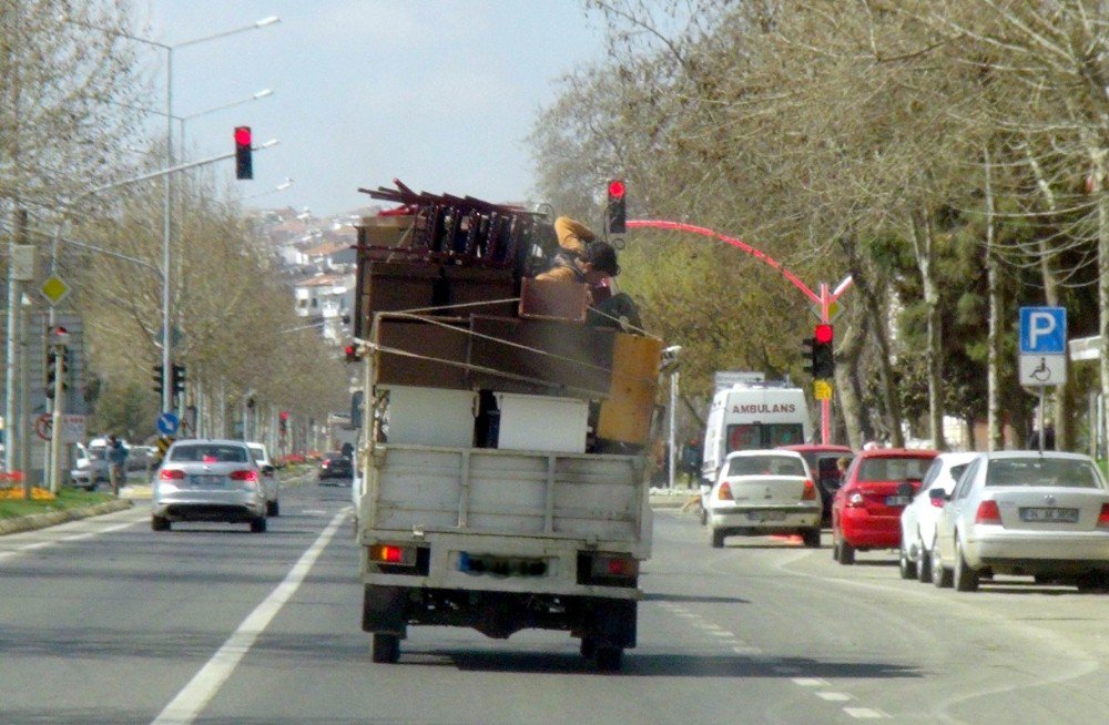 Kamyonetin Kasasında Tehlikeli Yolculuk