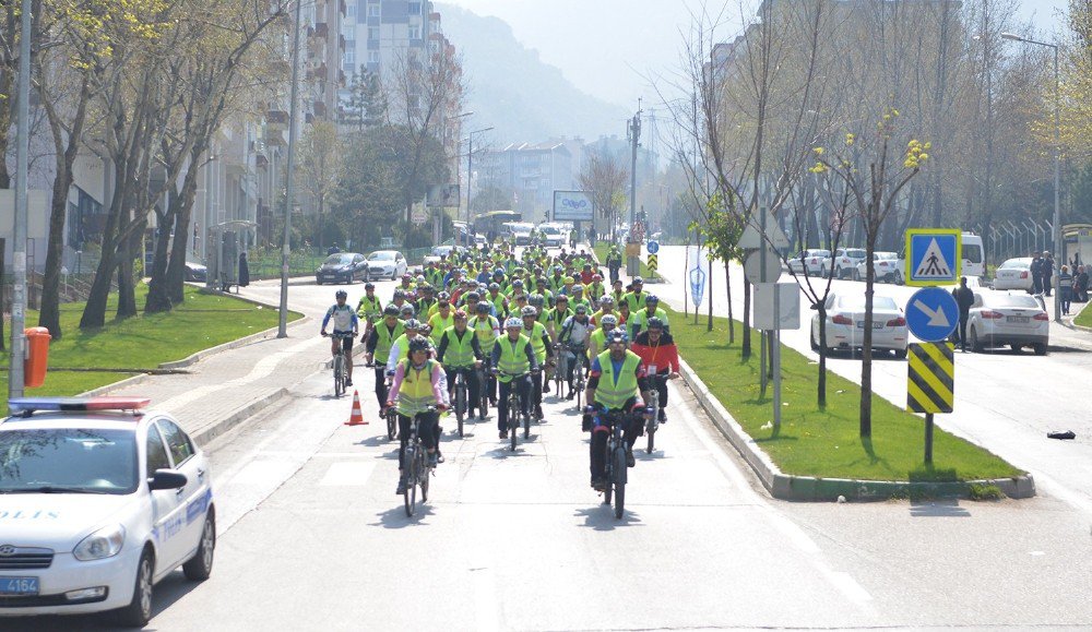 Başkan Edebali Pedal Çevirerek Yıldırımlıları Sağlıklı Hayata Davet Etti