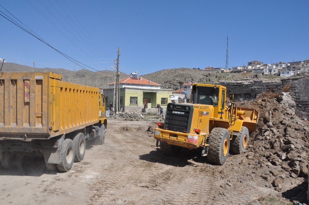 Soysallı Mahallesinde Metruk Ev Temizliği