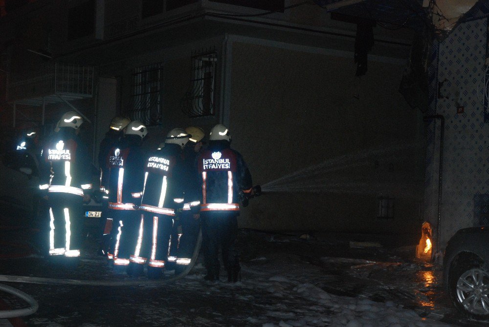 Bahçelievler’de İki Otomobil Alev Alev Yandı