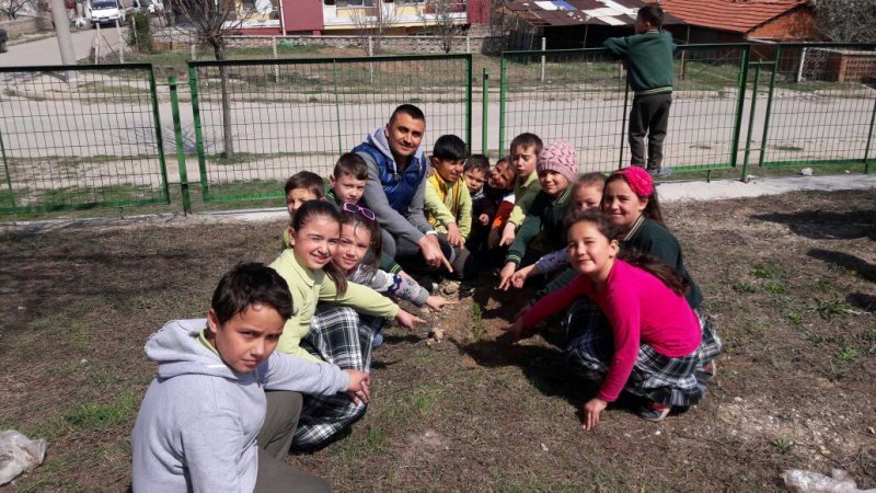 Cumhuriyet İlkokulunda Fidan Dikim Etkinliği