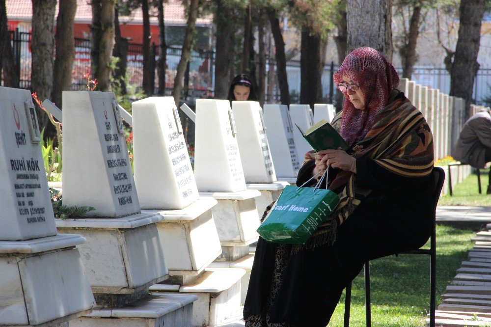 Ölümsüz Kahramanların Fotoğrafları Ailelerine Teslim Edildi