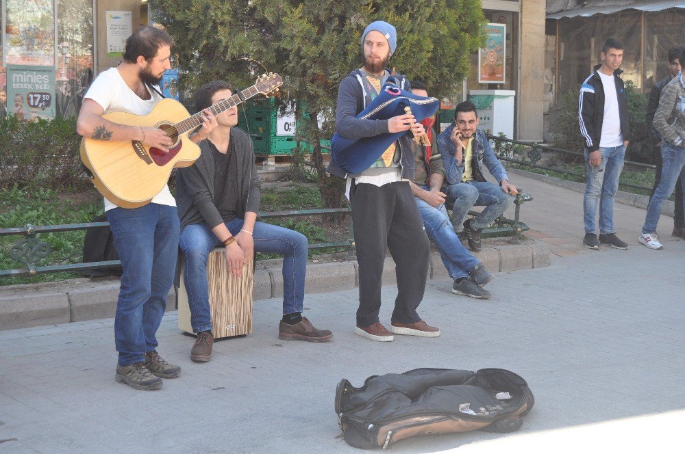 Eskişehir Sokaklarında Tutum Sesleri