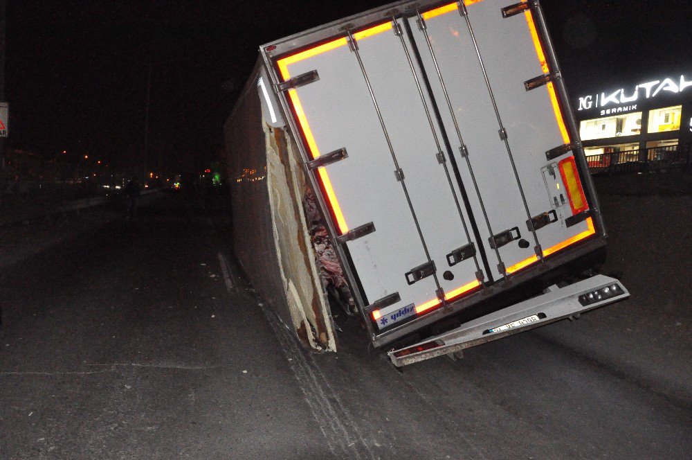 Gebze’de Tır Yan Yattı, İstanbul Yönü Trafiğe Kapandı