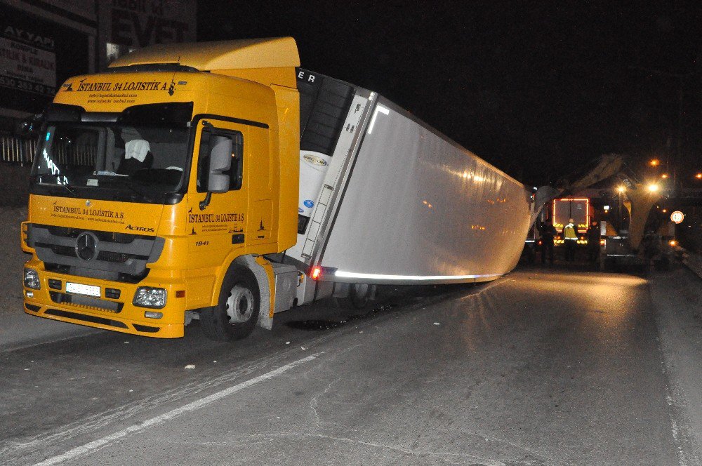 Gebze’de Tır Yan Yattı, İstanbul Yönü Trafiğe Kapandı