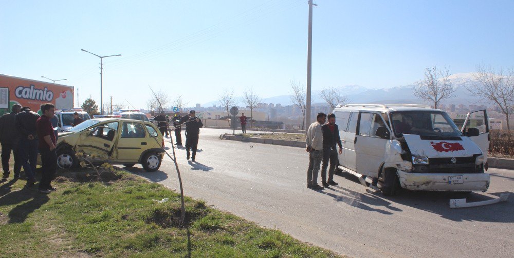 Otomobiller Kavşakta Kafa Kafaya Çarpıştı: 2 Yaralı