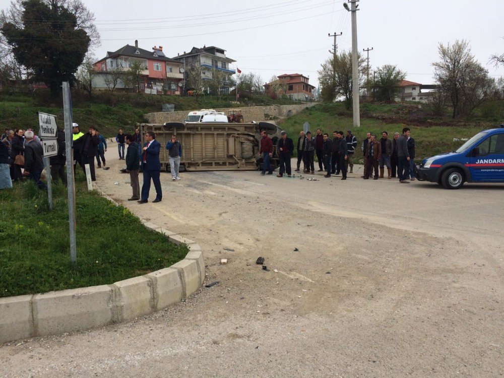 Sakarya’da Öğrenci Servisiyle Otomobil Çarpıştı: 16 Yaralı