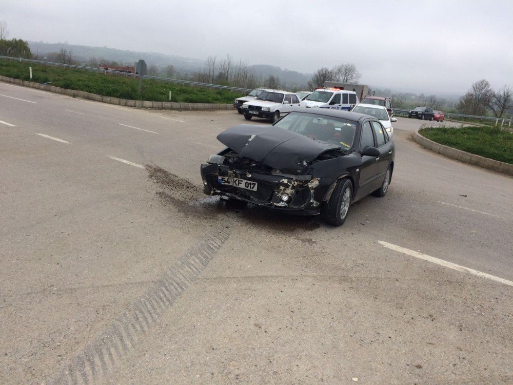 Sakarya’da Öğrenci Servisiyle Otomobil Çarpıştı: 16 Yaralı