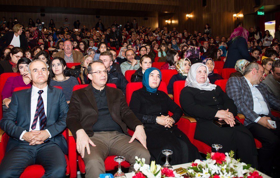 Van Valisi Taşyapan, Van’ın Kurtuluş Yıl Dönümü Dolayısıyla Düzenlenen Türk Halk Müziği Konserine Katıldı