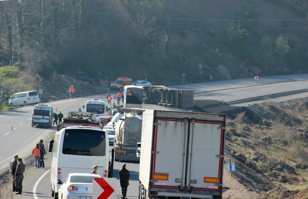 Devrilen Tır Zonguldak-istanbul Yolunu Trafiğe Kapattı