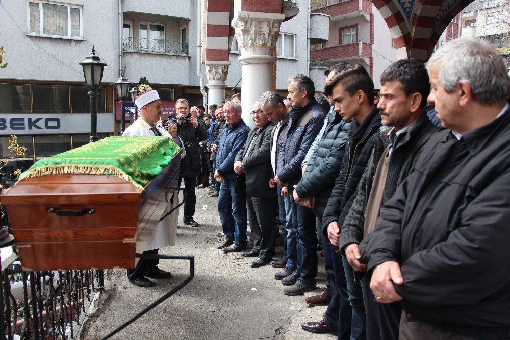 Silahıyla Oynarken Kendini Vuran Postane Çalışanı Son Yolculuğuna Uğurlandı