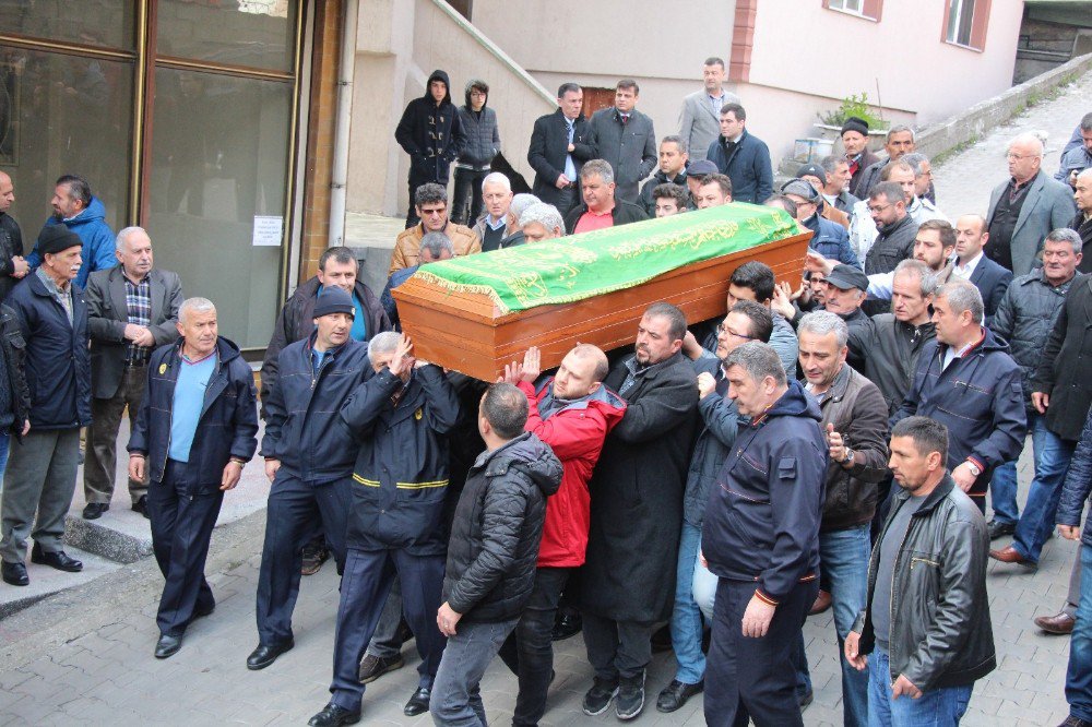 Silahıyla Oynarken Kendini Vuran Postane Çalışanı Son Yolculuğuna Uğurlandı