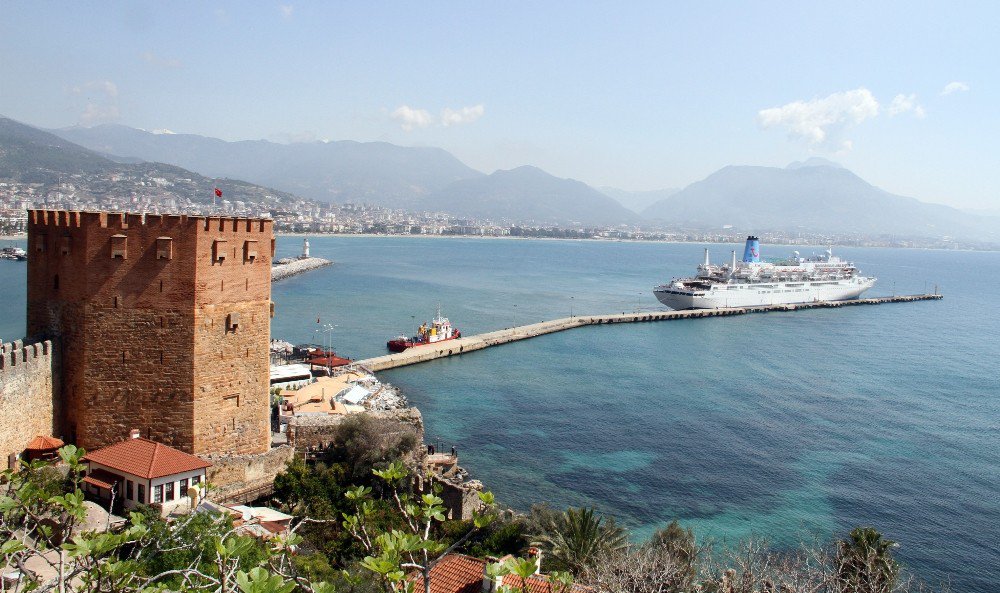 Antalya’ya Kruvaziyer Gemisiyle Bin 254 İngiliz Turist Geldi
