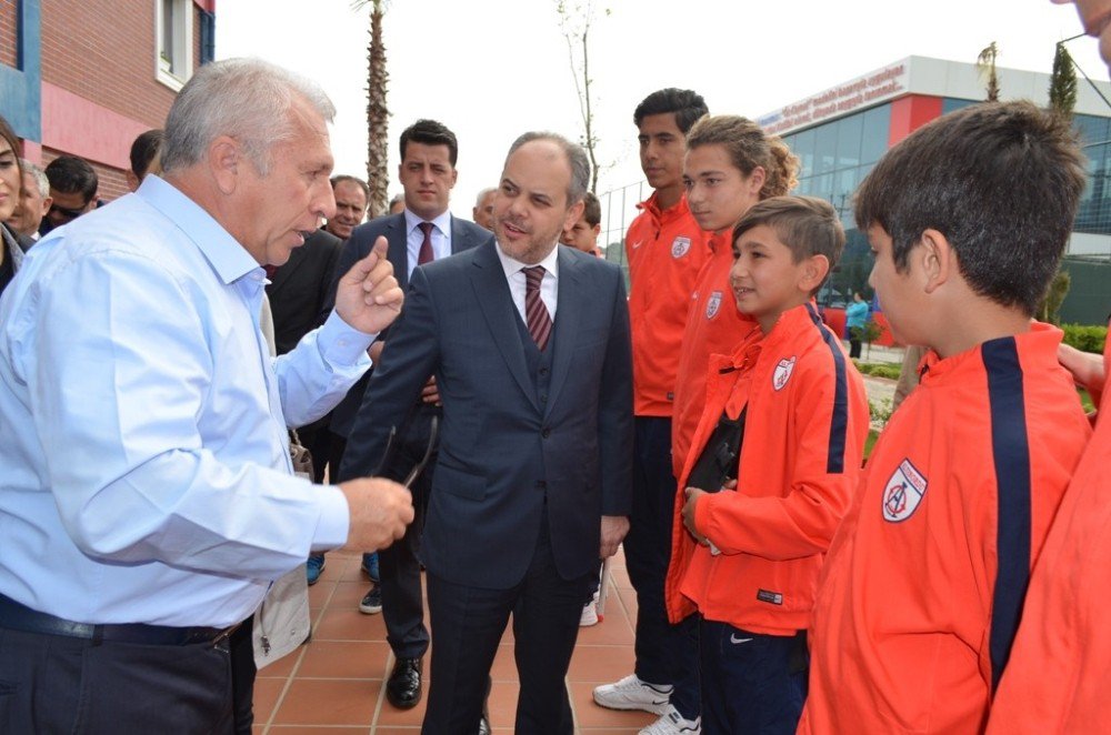 Bakan Kılıç, Altınordu Tesislerini Gezip Penaltı Atışı Yaptı