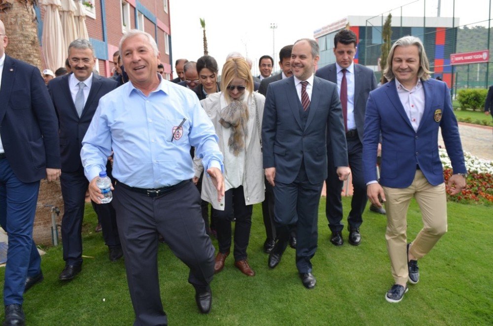 Bakan Kılıç, Altınordu Tesislerini Gezip Penaltı Atışı Yaptı