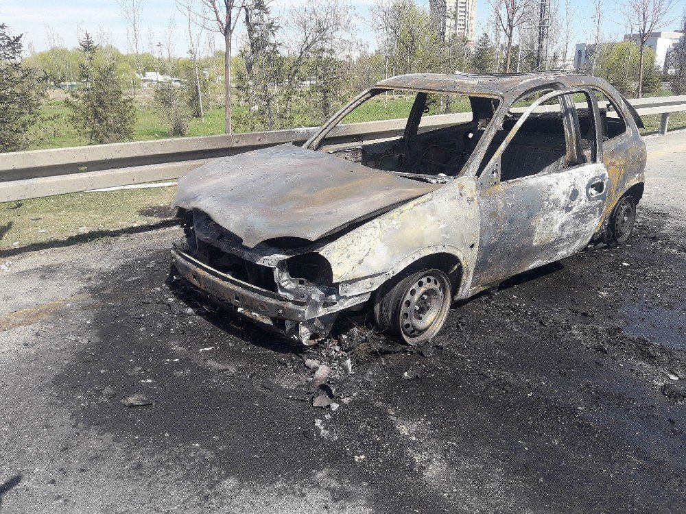 Seyir Halindeyken Alev Alan Otomobil Küle Döndü