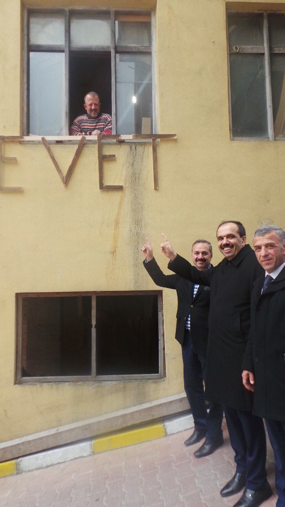 İş Yerinin Dışına Referandumda Vereceği Oyu İşte Böyle Yazdı