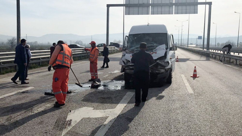 Engellileri Taşıyan Servis Aracı Kaza Yaptı 6 Kişi Yaralandı