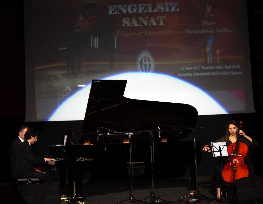Otizmli Üç Piyanistten Muhteşem Konser