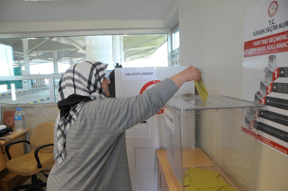 Gurbetçilerin Referandum Oylaması Devam Ediyor