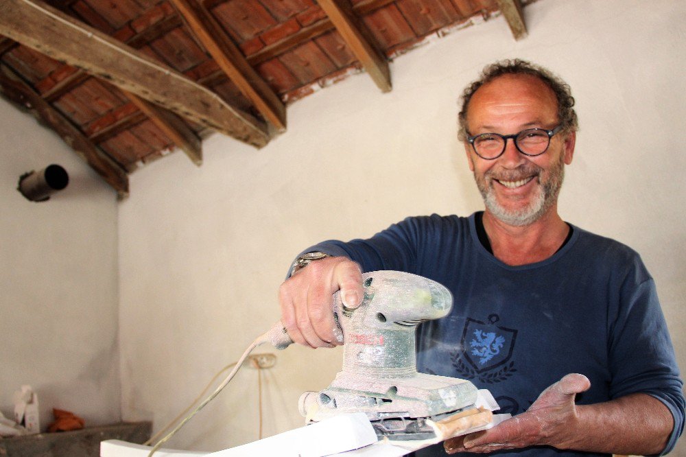 -hababam Sınıfı’nın Başrol Oyuncusu Bodrum’da Tahta Sandalye Üretiyor