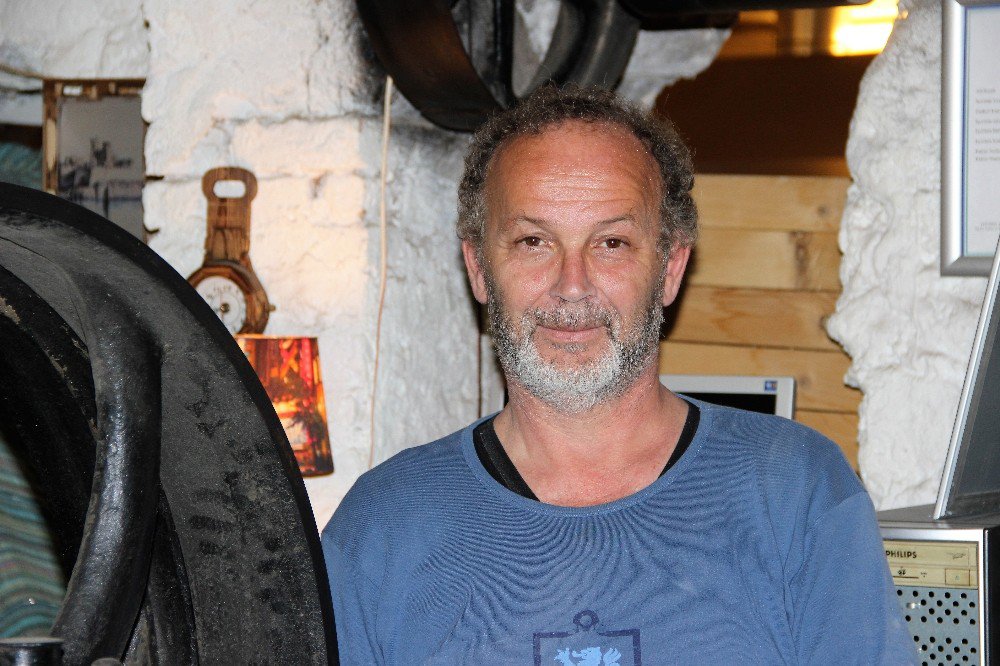 -hababam Sınıfı’nın Başrol Oyuncusu Bodrum’da Tahta Sandalye Üretiyor