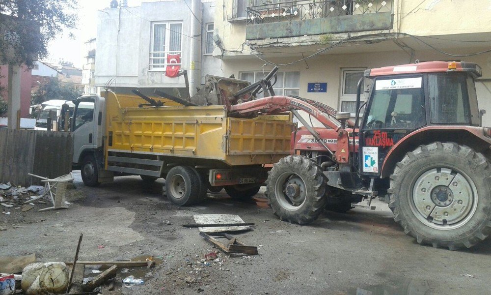 Yanan Evi Belediye Ekipleri Temizledi